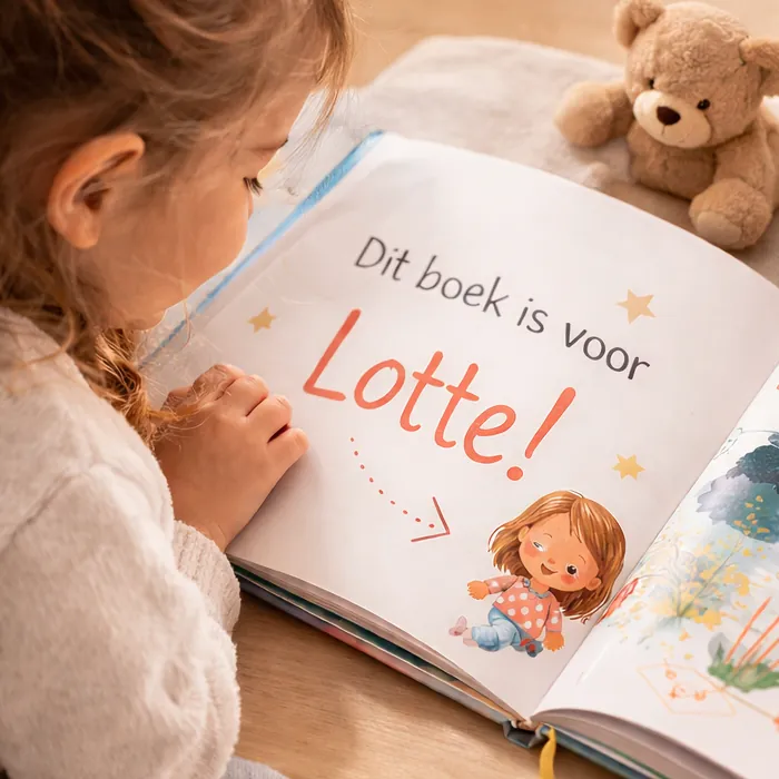 Child reading a book with "Dit boek is voor Lotte!" on the page