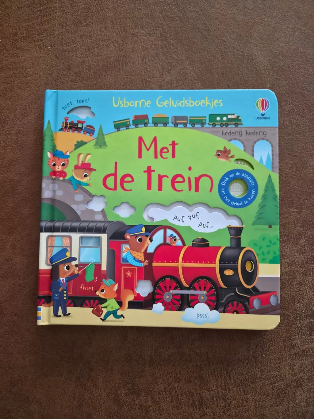 The Usborne sound book "Met de trein" with a red steam train on the cover