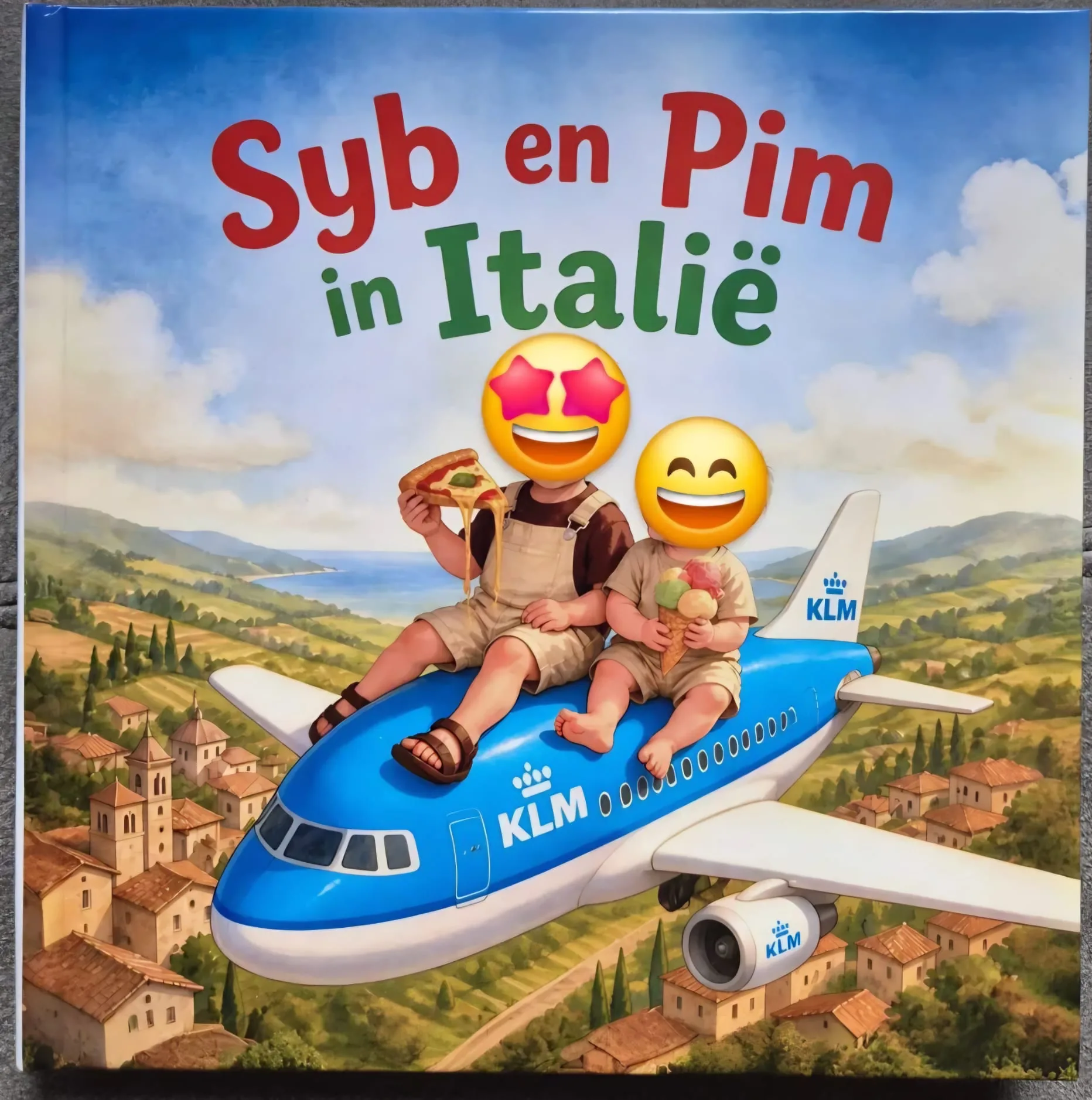Omslag van het gepersonaliseerde kinderboek Syb en Pim in Italië, met twee kinderen op een vliegtuig boven Italië
